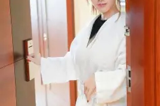 结婚几十年零绯闻看清何冰妻子是谁后才懂他为何不敢乱来